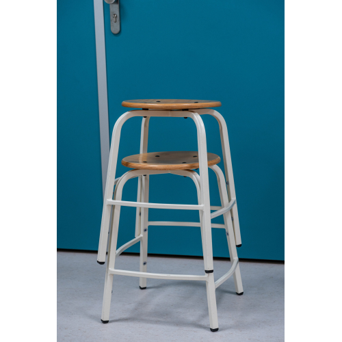 Tabouret met verspringende voetensteun