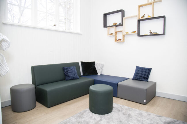 Verschillende zitbanken gecombineerd tot zithoek